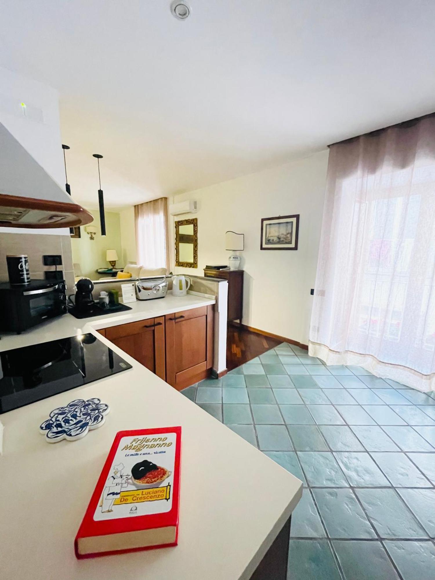 Re Gallo Luxury Apartment Plebiscito In Via Chiaia Napoli Eksteriør billede