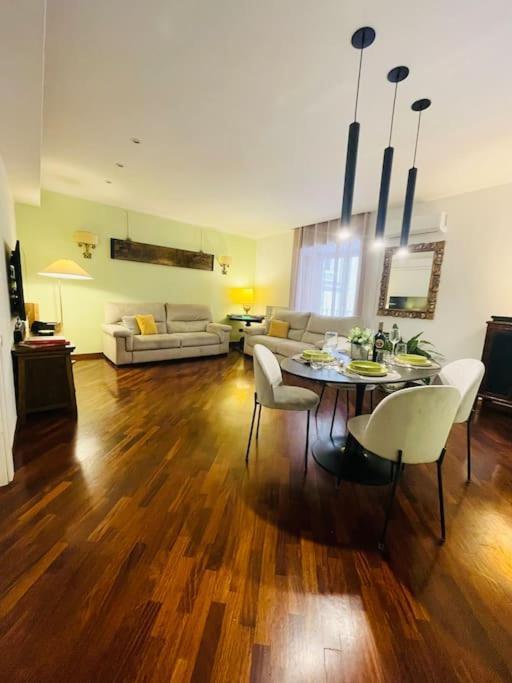 Re Gallo Luxury Apartment Plebiscito In Via Chiaia Napoli Eksteriør billede