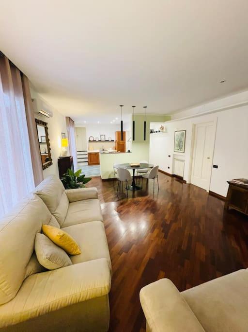 Re Gallo Luxury Apartment Plebiscito In Via Chiaia Napoli Eksteriør billede